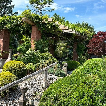 The Wind In The Willows - Luxury Lakefront Oasis Bed and Breakfast Cobourg Exterior foto