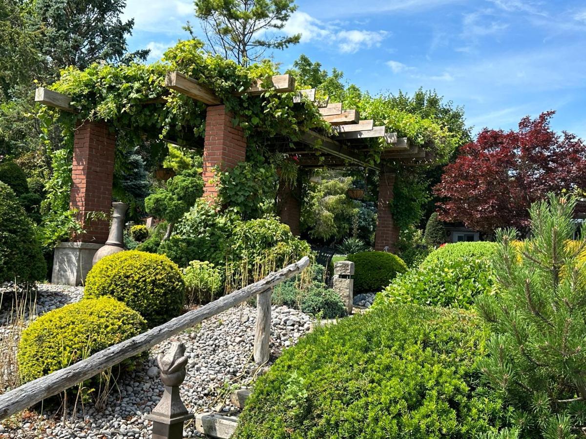The Wind In The Willows - Luxury Lakefront Oasis Bed and Breakfast Cobourg Exterior foto