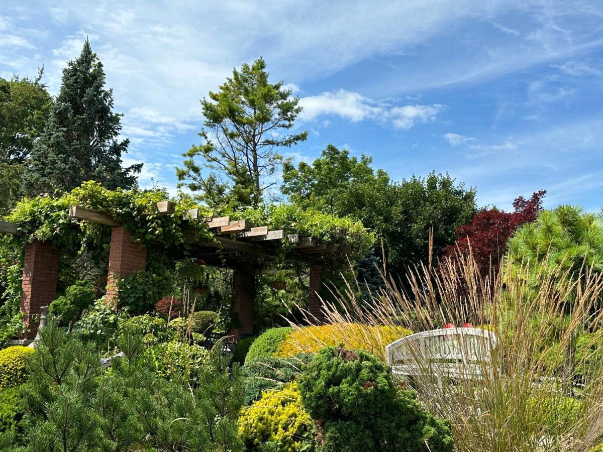 The Wind In The Willows - Luxury Lakefront Oasis Bed and Breakfast Cobourg Exterior foto